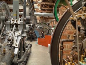 많은 이론가들은 산업화가 민주화의 원동력이라고 보았다.