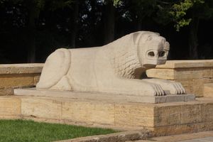 사자의 길에 있는 사자상 중 하나. 고대 히타이트 사자상을 복제한 것이다.