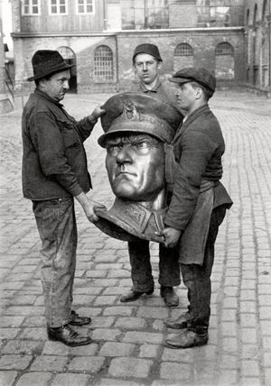 아타튀르크 동상의 청동 머리를 옮기는 터키 노동자들. 1933년 터키. 그의 동상은 전국 모든 공공 건물에 세워졌고 그의 가치는 헌법에 반영되어 있다.