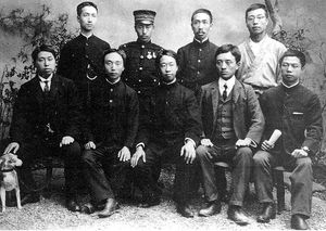 1905년 화흥회 요인들. 앞줄 왼쪽 첫 번째가 황흥(황싱), 네번째가 송교인(쑹자오런), 뒷줄 오른쪽 끝이 류보.