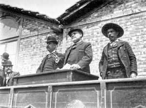 에우독시오 세자르 아제두 니코(포르투갈 사회당의 주요 지도자 중 한 명)가 리스본에서 열린 공화당 집회에서 연설하는 모습 (1907년 5월 1일)