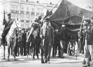 1910년 10월 5일, 로툰다 광장에서 탄광 노동자 깃발을 들고 행진하는 반란군들.