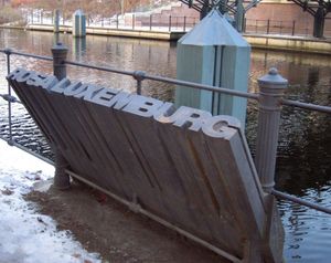 베를린 란트베어 운하(Landwehr Canal)에 시체가 버려진 곳에 세워진 로자 룩셈부르크 기념비