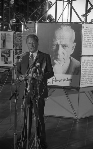 1977년 빌리 브란트 전 서독 총리가 에리히 올렌하우어 하우스(Erich-Ollenhauer-Haus)에서 쿠르트 슈마허 기념 전시회 개막식에 참석한 모습