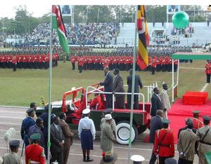 아마니 아베이드 카루메 대통령이 혁명 40주년을 기념하는 군사 퍼레이드에 참석하는 모습