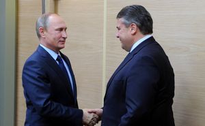 2015년 10월 러시아 방문 중 블라디미르 푸틴 대통령과 함께