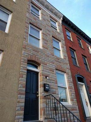 서부 볼티모어의 포름스톤 외장을 갖춘 이탈리아풍 연립주택