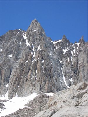 캘리포니아주 시에라네바다 산맥의 휘트니산에서 남쪽으로 1.6km 떨어진 곳에 위치한 무어산