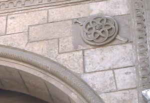 이집트 이슬람 카이로의 바브 알 나스르 문 벽에 새겨진 알리의 칼과 방패 그림