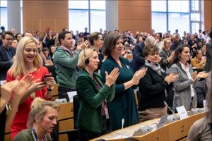 툰베리는 MEPs에게 기후 리더십을 보여줄 것을 촉구하고 기립 박수를 받았다, 2020