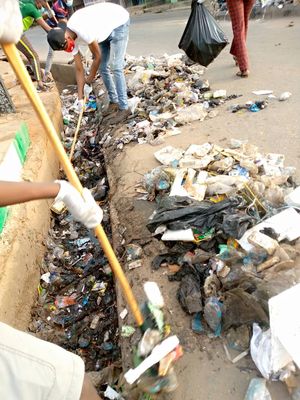 나이지리아 일로린(Ilorin)에서 자원봉사 환경정화의 날에 배수로를 청소하는 자원봉사자들