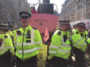 멸종 저항이 옥스퍼드 서커스에서 그녀의 이름을 딴 배