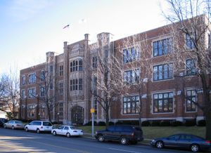 세인트루이스 대학교 부속 고등학교는 1818년에 설립되었으며, 현재 건물은 1924년에 지어졌다.