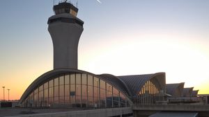 세인트루이스 람베르트 국제공항의 관제탑과 본 터미널