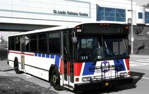 세인트루이스 과학센터 통로 아래를 지나는 버스