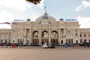 오데사 중앙역은 우크라이나에서 가장 큰 철도 터미널 중 하나이다. 매일 많은 국내외 목적지로 열차가 출발한다.