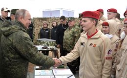 블라디미르 푸틴과 '유나르미야' (젊은 군대) 회원들. 유나르미야 운동은 크렘린이 러시아 청년들을 동원하고 기본적인 군사 기술을 제공하려는 시도이다.