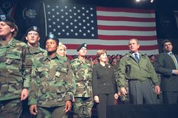 2003년 텍사스주 포트 후드에서 병사들과 함께 있는 조지 W. 부시 대통령