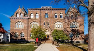 스튜어트 홀. 1876년에 건립된 베네치아 고딕 양식 건물이다.