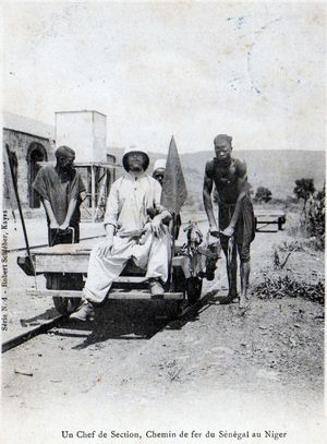1904년, 아프리카 노동자들에게 밀리는 다카르-니제르 철도(Dakar–Niger Railway) 건물의 "구역장(Section Chief)", 말리 카예스(Kayes, Mali)
