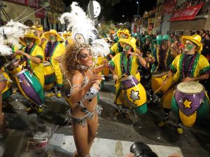 카니발 춤추는 사람들과 북 치는 사람들