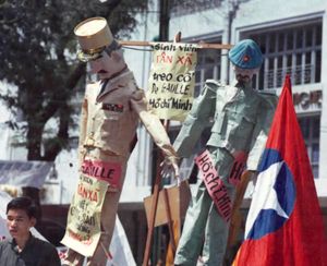 학생들이 1964년 7월 제네바 협정 10주년을 기념하여 사이공에서 시위하는 모습