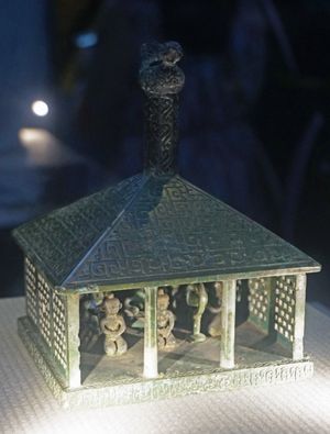 월 양식 청동 건물과 연주자들 (춘추 시대)