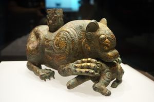 춘추시대 금박을 입힌 청동 호랑이가 동물을 잡아먹는 모습