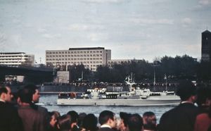 아데나워의 유해가 라인 강을 따라 운구되는 모습을 지켜보는 군중