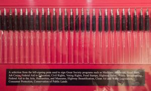 린든 B. 존슨 대통령이 사회 대개혁 법안에 서명하는 데 사용한 펜