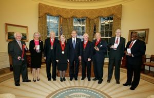 소웰을 대신하여 클래런스 토머스(맨 오른쪽)가 2002년 미국 인문학 메달을 수상하는 모습