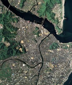 나루토시 중심부 주변의 항공사진.2009년 5월 9일 촬영한 18장을 합성하여 작성. 국토교통성 국토지리원 [https://mapps.gsi.go.jp/ 지도·항공사진 열람 서비스]의 항공사진을 기반으로 작성