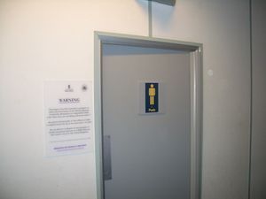 영국 정부는 런던 스탠스테드 공항에 도착하는 여행객들에게 입국 자격을 판단할 수 있도록 여행 서류를 파기하지 말라고 지시합니다