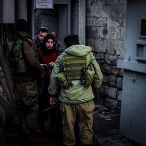 헤브론 시내 동네 사이의 검문소를 통과하기 위해 줄을 서 있는 팔레스타인인들.