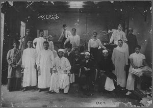 라시드 리다가 운영한 알-마나르(Al-Manar) 프레스 직원들. 알-마나르는 범이슬람주의(pan-Islamist) 혁명적 주제와 이슬람 부흥주의 이상을 위한 세계적인 매체가 되었다.