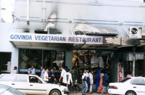 2000년 5월, 피지의 고빈다 인도 레스토랑의 불에 탄 잔해