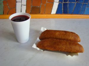 맑은 보르시와 함께 제공되는 지역의 패스트푸드, 파슈테치크 슈체친스키