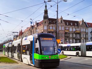 코슈추슈키 광장의 페사 스윙 트램