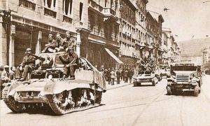 유고슬라비아군이 트리에스테에 진입(자막: 티토의 군대가 트리에스테를 해방시켰다)