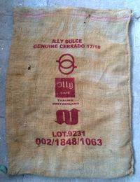 트리에스테 기업이 거래하는 많은 커피 자루 중 하나