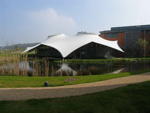 GBP}}의 매출과 4억 6400만 명의 고객을 보유하고 있다.