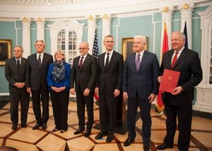 2017년 6월 5일, 몬테네그로 외무장관 스르잔 다르마노비치가 미국 국무부에서 토마스 섀넌 국무부 정무차관과 몬테네그로 총리 두슈코 마르코비치에게 몬테네그로의 북대서양조약기구(NATO) 가입 서류를 전달하는 모습.