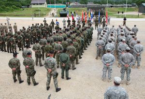 몬테네그로 군인들이 크로아티아 슬루뉴에서 NATO 동맹국들과 함께 있는 모습