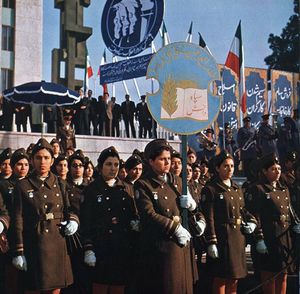 이란 상원 건물에 있는 문맹 퇴치단의 제복을 입은 여성들