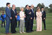 이탈리아에서 열린 제50차 정상회의에서 멜로니와 다른 G7 지도자들