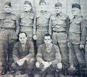 다른 장교들과 함께 다하우 포로수용소에 수감된 파파고스(중앙)