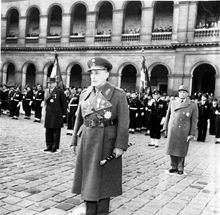 프랑스 방문 중 레지옹 도뇌르 훈장을 받은 후 앵발리드 궁정에 있는 파파고스 총리 (1954년).