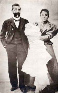 세례식 날인 1892년 12월 17일, 아기 프란시스코를 안고 있는 부모님