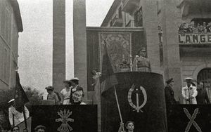 1948년 톨로사를 방문한 프랑코. 연단은 요크와 화살, 즉 수직조합의 상징과 부르고뉴 십자로 장식되어 있다.