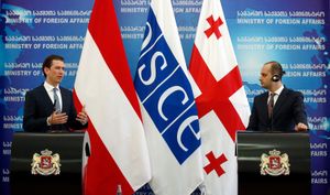 2017년 2월 트빌리시에서 조지아 외무장관 미헤일 자넬리제와 쿠르츠